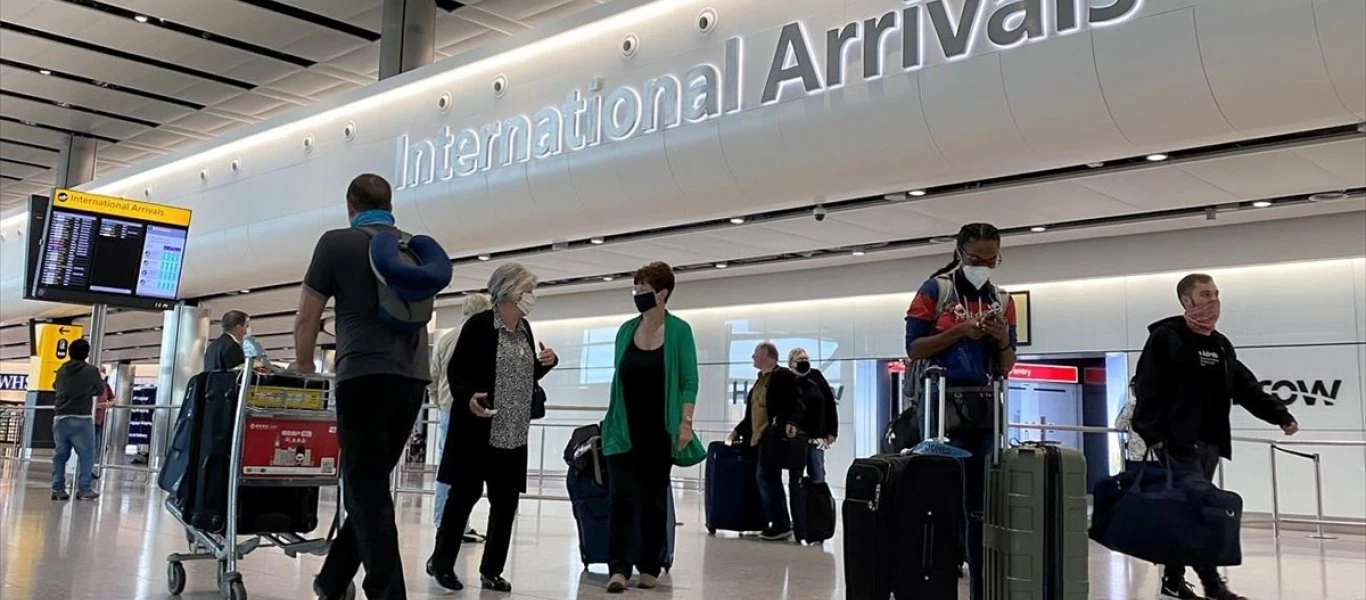 Telegraph: Πιθανόν όσοι επιστρέφουν στη Βρετανία από τις «πορτοκαλί» χώρες να μην μπαίνουν καραντίνα